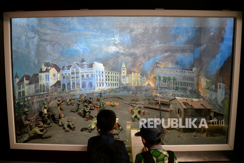 Pelajar melihat diorama pejuang kemerdekaan ketika perang melawan penjajah di Museum Satria Mandala, Jakarta, Kamis (10/11).