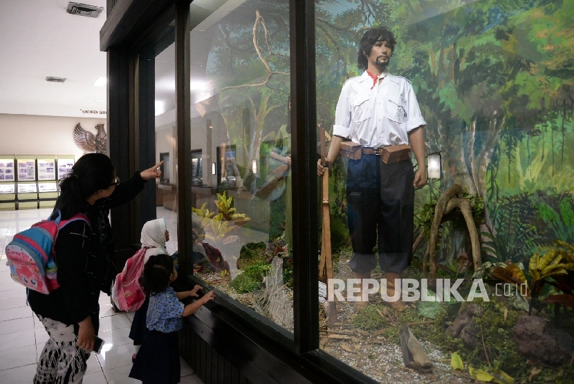 Laskar Hizbullah dalam Catatan Sejarah Kemerdekaan. Foto: Pelajar melihat replika pejuang kemerdekaan ketika perang melawan penjajah di Museum Satria Mandala, Jakarta, Kamis (10/11).