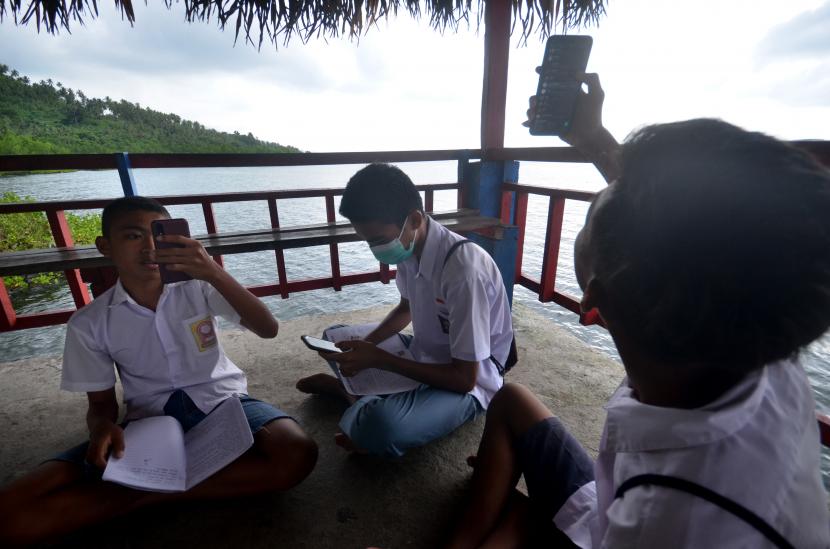 Pelajar memanfaatkan jaringan internet unutk belajar secara daring di Desa Budo, Minahasa Utara, Sulawesi Utara, Kamis (8/4). Pemerintah menargetkan 50 juta masyarakat Indonesia memiliki literasi digital sampai pada tahun 2024.