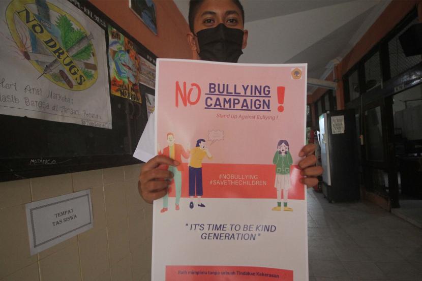 Pelajar membawa poster saat kegiatan kampanye gerakan anti perundungan (bullying). Kepala Dinas Pendidikan (Kadisdik) Jawa Barat (Jabar), Dedi Supandi memberikan perhatian serius pada kasus perudungan.