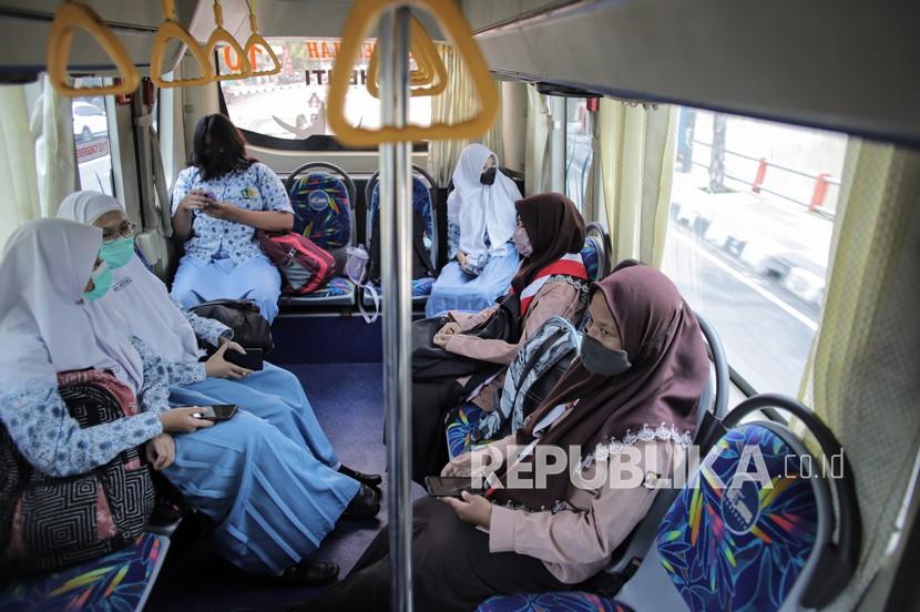 Pelajar menaiki bus sekolah di Surabaya, Jawa Timur. Dinas Pendidikan (Dispendik) Kota Surabaya segera menerapkan dua jam pelajaran untuk pendalaman karakter siswa demi mengurangi beban pekerjaan rumah (PR) bagi para siswa. 
