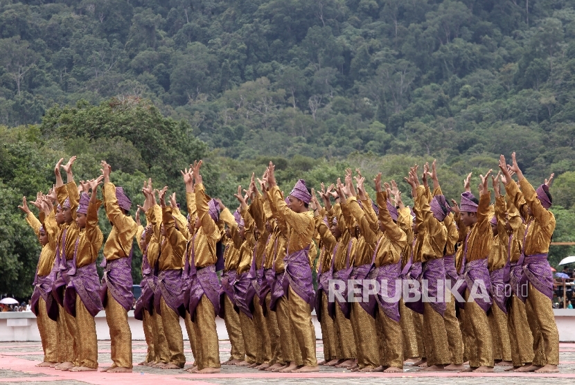 Pelajar menari pada acara puncak Sail Selat Karimata di Pantai Pulau Datok, Kayong Utara, Kalimantan Barat, Sabtu (15/10).