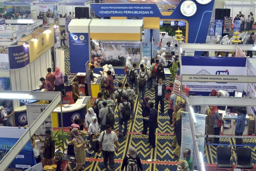 Pelajar mencari informasi pada pameran Education And Techno Expo 2016 di Celebes Convention Center, Makassar, Sulawesi Selatan, beberapa waktu lalu.