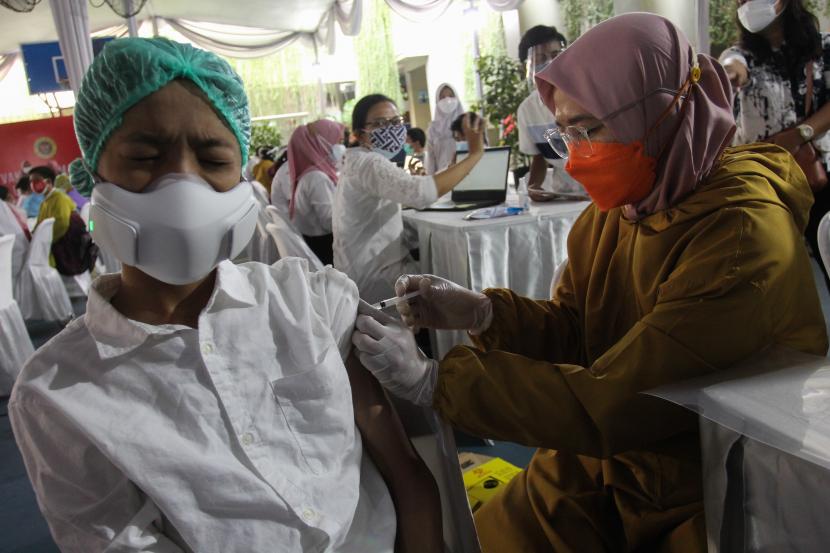 Pelajar mendapatkan vaksinasi COVID-19 di SMP Negeri 1 Surabaya, Jawa Timur, Rabu (14/7/2021). Pemkot Surabaya melakukan vaksinasi COVID-19 kepada pelajar mulai umur 12 tahun ke atas secara bertahap guna mewujudkan kekebalan komunal atau 