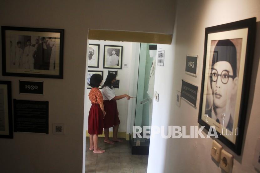 Pelajar mengamati koleksi yang dipajang di Museum WR Soepratman di Surabaya, Jawa Timur.
