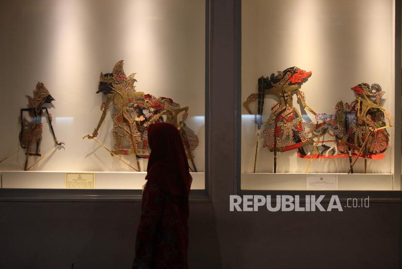 Pelajar mengamati wayang saat berkunjung ke Museum Wayang, Jakarta.