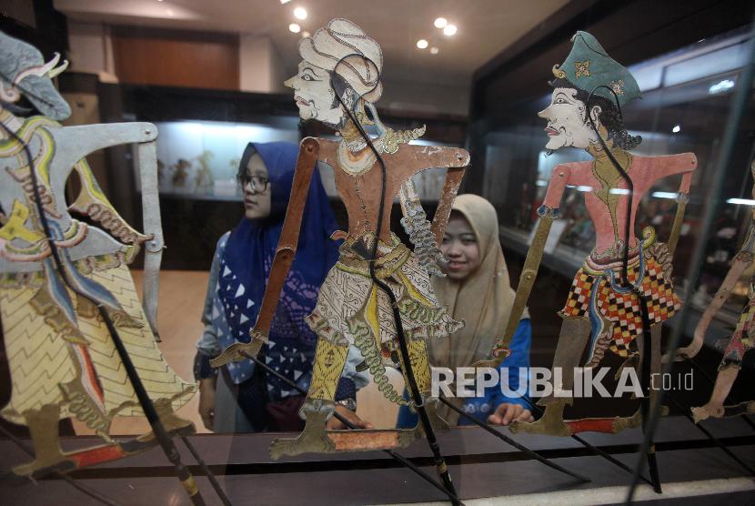 Pelajar mengamati wayang saat berkunjung ke Museum Wayang, Jakarta, Jumat (16/11). 
