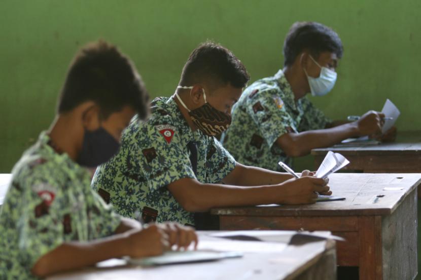 Pelajar mengerjakan soal ujian matematika di SMP Negeri 2 Tarokan, Kediri (ilustrasi) 