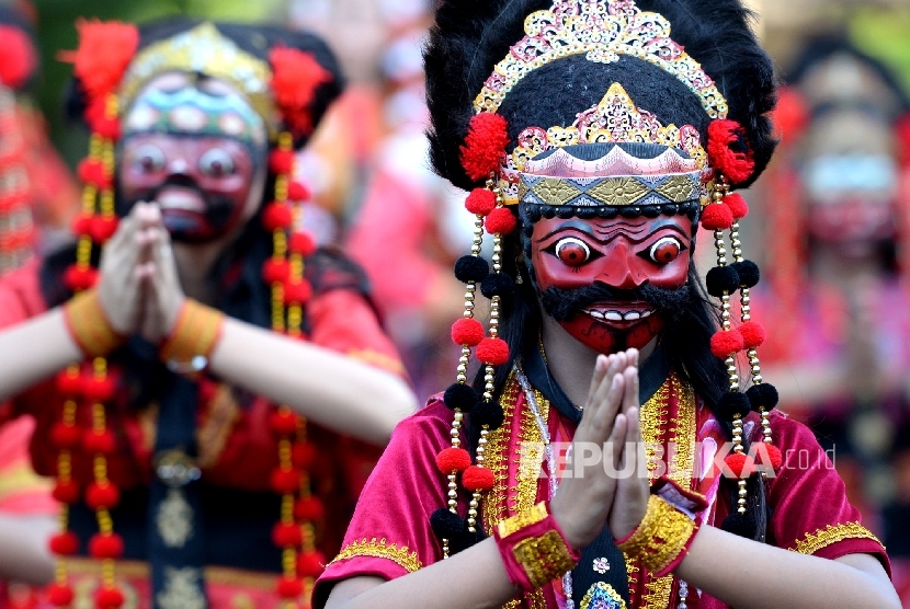 Tari topeng kesenian tradisional asal Cirebon (