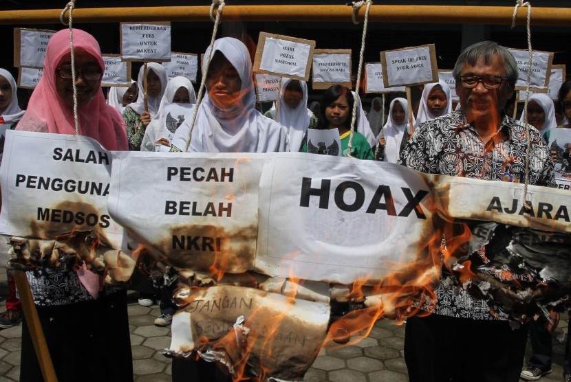 Pelajar mengikuti aksi memperingati Hari Pers Nasional (HPN) yang bertemakan Melawan Berita Hoax di SMK Taman Siswa Sukoharjo, Jawa Tengah, Rabu (8/2).