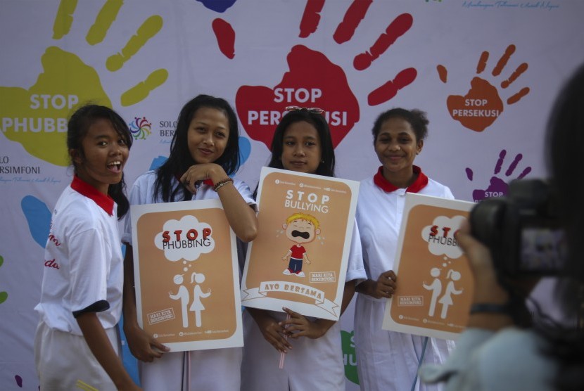 Pelajar mengikuti deklarasi bersama bertajuk Remaja Tolak Phubbing (mengacuhkan lawan bicara dengan sibuk berponsel), Bullying (perilaku agresif untuk menyakiti dalam bentuk fisik dan mental) dan Persekusi (perlakuan buruk secara sistematis pada seseorang) di Taman Balaikambang Solo, Jawa Tengah, Sabtu (28/7).