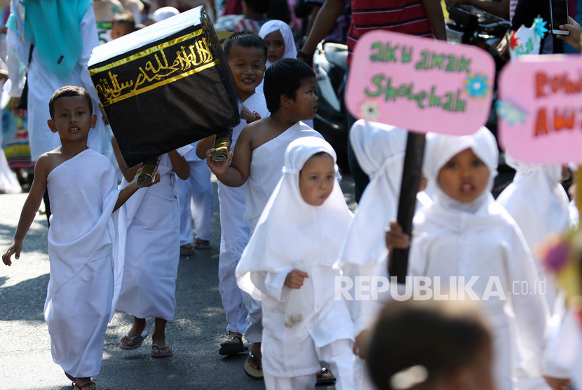 Pelajar mengikuti Karnaval Nusantara Gebyar Muharam 1441 Hijriah di Jalan Pucang Anom, Surabaya, Jawa Timur, Ahad (15/9/2019).