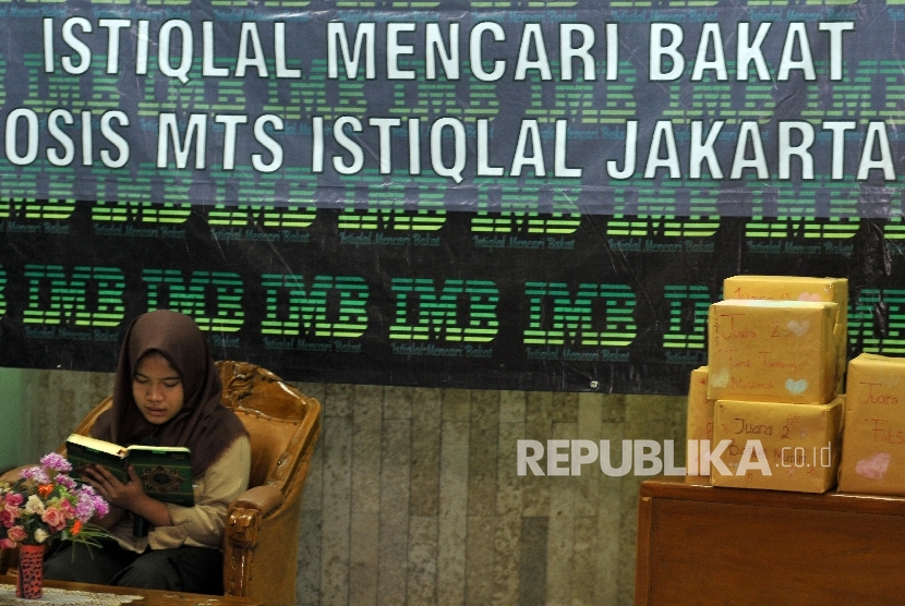  Pelajar mengikuti lomba Musabaqah Tilawatil Quran (MTQ) di Madrasah Istiqlal Jakarta, Rabu (4/10).