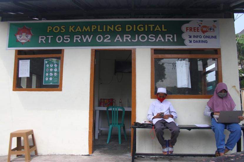 Pelajar mengikuti pembelajaran secara daring di Pos Kamling Digital di Arjosari, Malang, Jawa Timur. Pemerintah Kabupaten Malang akan menyiapkan WiFi gratis di seluruh desa dj Malang..