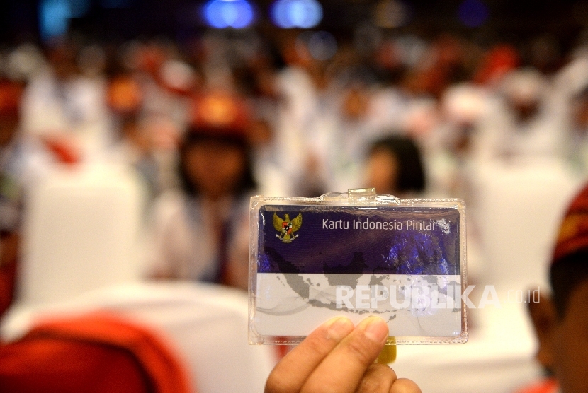 Pelajar menunjukan Kartu Indonesia Pintar (KIP).
