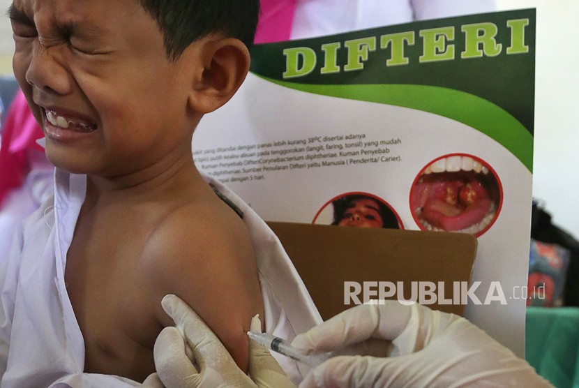 Vaksin Difteri. Pelajar mendapat vaksinasi antivirus difteri yang diberikan petugas Kesehatan. (Ilustrasi).