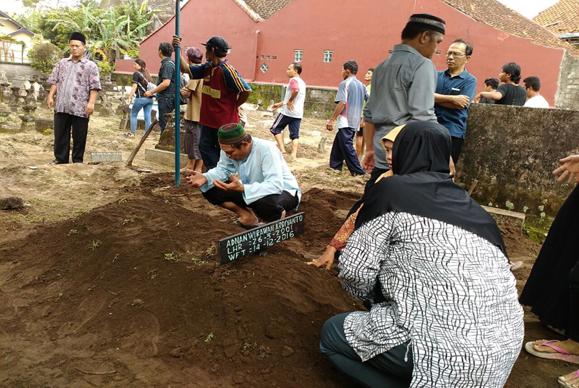 Pelajar Muhammadiyah mengiringi pemakaman Korban Klithih, Adnan Wirawan Ardiyanto di Dusun Bayen, Desa Purwomartani, Kecamatan Kalasan, Kabupaten Sleman, Kamis (14/12).