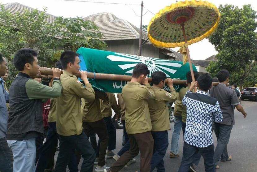 Pelajar Muhammadiyah mengiringi pemakaman Korban Klithih, Adnan Wirawan Ardiyanto di Dusun Bayen, Desa Purwomartani, Kecamatan Kalasan, Kabupaten Sleman, Rabu (14/12).