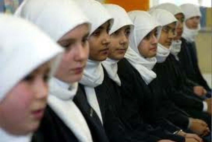 Rencana Pemisahan Gender di Sekolah Islam Ditentang.