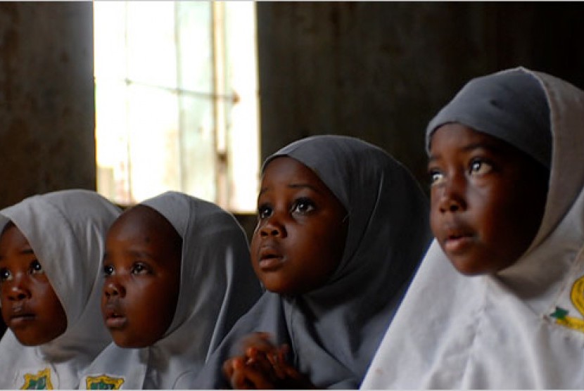 Pelajar Muslimah Nigeria. Meski jilbab diizinkan untuk siswi Muslimah tetapi masih ada disriminasi secara umum 