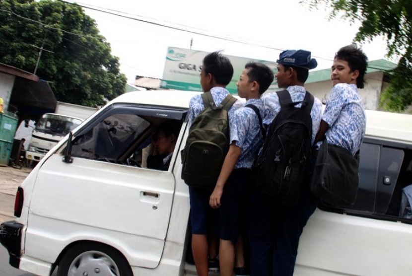 Pelajar naik Angkot