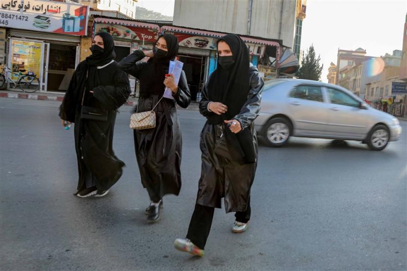  Pelajar perempuan Afghanistan meninggalkan Kabul University di Kabul, Afghanistan, 21 Desember 2022. Taliban yang berkuasa telah melarang perempuan menghadiri universitas di Afghanistan, menurut perintah yang dikeluarkan pada 20 Desember 2022.