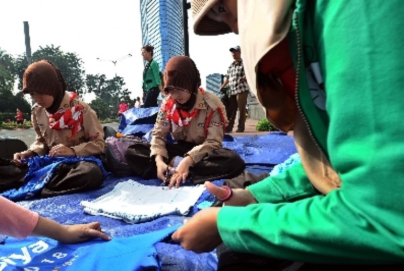  Pelajar Pramuka membuat tas dari kaos bekas di Jakarta,
