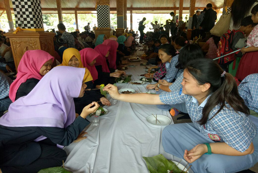 Pelajar Purwakarta dari berbagai penganut agama dan keyakinan botram(makan bersama) di Bale Paseban Pendopo Purwakarta (Ilustrasi)