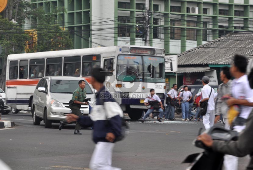  Pelajar saling melempar batu saat terlibat dalam tawuran pelajar di kawasan Matraman, Jakarta Timur, Senin (2/12).  (Republika/Rakhmawaty La'lang)