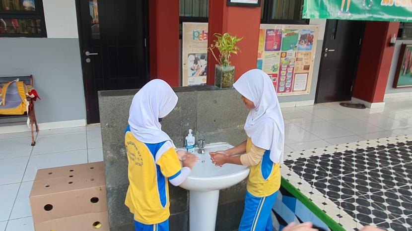 Pelajar SD cuci tangan dalam program Kampanye Sekolah Sehat yang diluncurkan Kemendikbudristek.