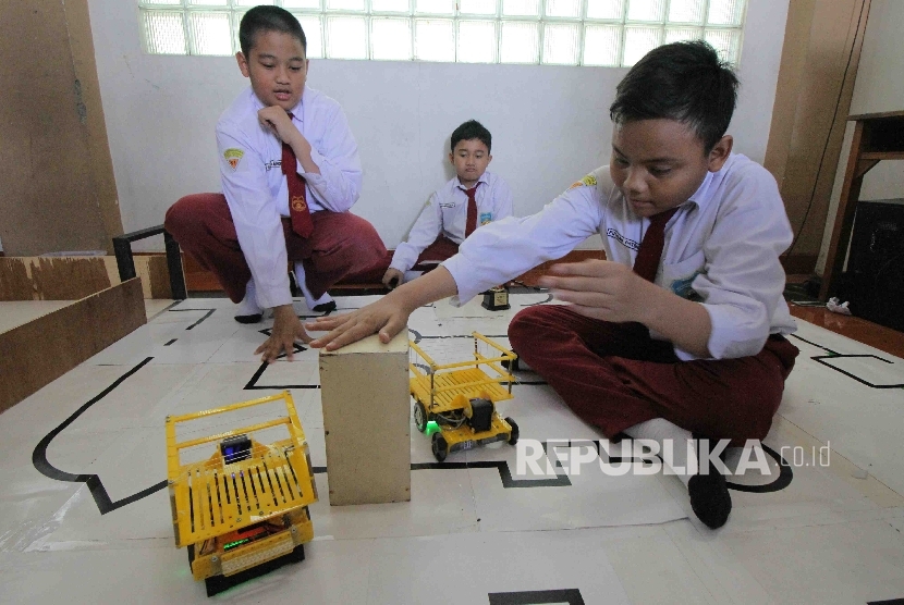 Pelajar SD Muhammadiyah 4 memperagakan robot jenis kendaraan 