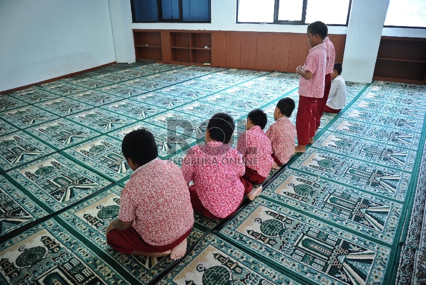 Pelajar SD Muhammadiyah menjalankan shalat Dhuha di Jakarta, Rabu (29/4). (Republika/ Tahta Aidilla)