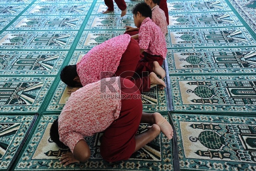 Pelajar SD Muhammadiyah menjalankan shalat Dhuha di Jakarta, Rabu (29/4). (Republika/ Tahta Aidilla)