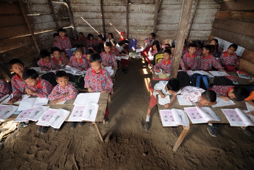 Pelajar SDN 300/VI Merangin belajar di kelas yang beralas tanah di Desa Sungai Tebal, Lembah Masurai, Merangin, Jambi, Rabu (21/10).