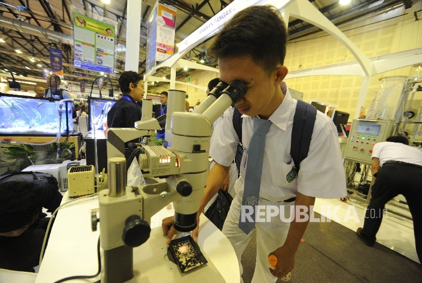 Pelajar sedang mencoba salah satu alat di Indonesia Science Expo 2017 di Balai Kartini, Jakarta, Senin (23/10).