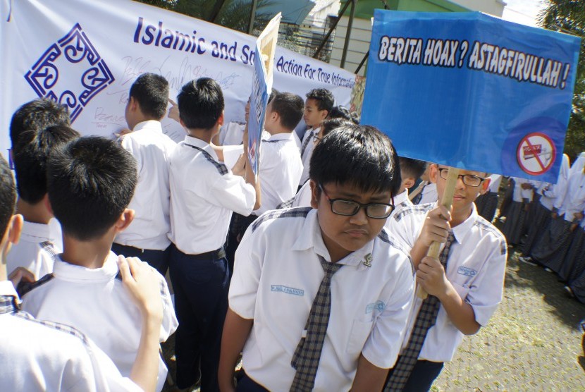 Pelajar Sekolah Darul Hikam menggelar acara Deklarasi Muslim Anti Berita Hoax, Bandung, Jawa Barat, Kamis (12/1). 