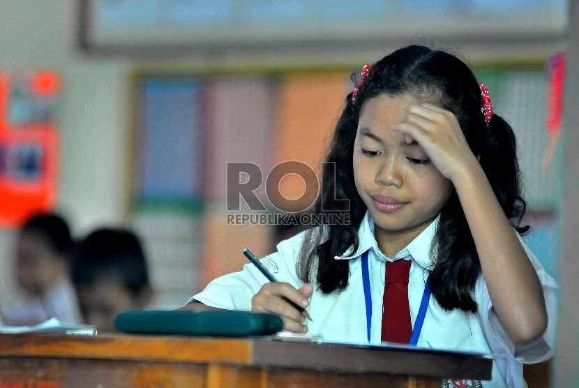 Pelajar Sekolah Dasar (SD) mengikuti ujian Nasional tingkat SD di SDN Menteng 01, Jakarta Pusat, Senin (18/5). (Republika/Rakhmawaty La'lang)