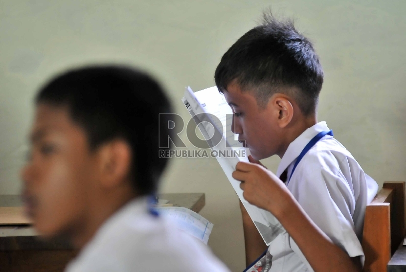 Pelajar Sekolah Dasar (SD) mengikuti ujian Nasional tingkat SD di SDN Menteng 01, Jakarta Pusat, Senin (18/5).  (Republika/Rakhmawaty La'lang)