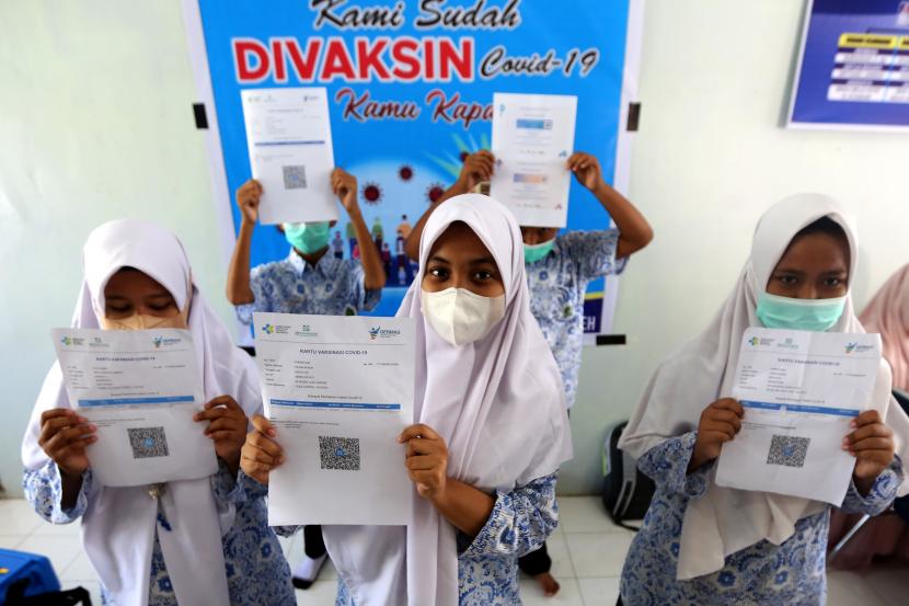 Pelajar Sekolah Menengah Pertama (SMP) Negeri 10 memperlihatkan sertifikat vaksin COVID-19 usai mendapatkan vaksin yang dilakukan petugas puskesmas Ulee Kareng di Banda Aceh, Aceh, Kamis (23/9/2021). Kemendikbud Ristek bersama Kementerian Kesehatan melaksanakan vaksinasi untuk pelajar dan remaja berusia 12-17 tahun sebagai komitmen mendukung upaya pemerintah melawan pandemi COVID-19 dalam percepatan vaksinasi di seluruh Indonesia.
