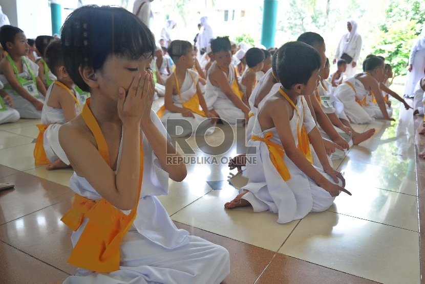  Pelajar setingkat Taman Kanak-kanak melakukan belajar shalat Arbain di Masjid Al-Mabrur, Jakarta, Kamis (19/3).