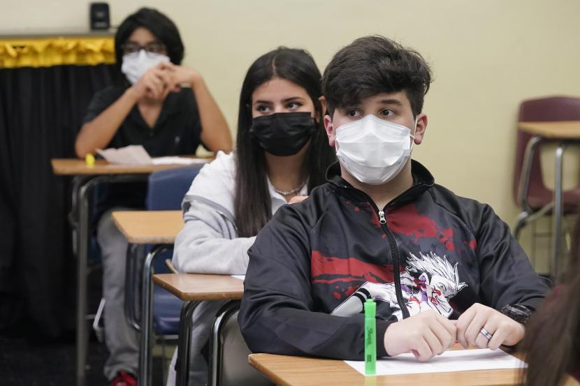 Pelajar SMA di Florida mengenakan masker pada hari pertama masuk sekolah, 23 Agustus 2021. Seorang remaja kelas tiga SMA di Georgia, AS meninggal akibat Covid-19 menjelang masuk sekolah.