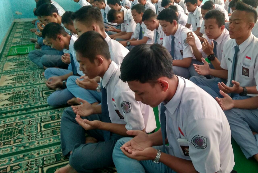 Pelajar SMA Informatika Ciamis, Jawa Barat melaksanakan shalat gaib dan memanjatkan doa bagi korban gempa Lombok, Senin (6/8).