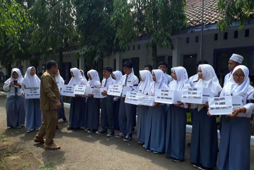 Pelajar SMAN 1 Cibatu, Kabupaten Purwakarta, menggalang dana untuk membantu korban gempa Lombok, NTB, Selasa (7/8).