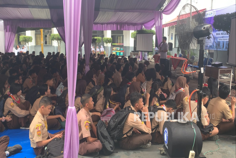 Pelajar SMAN 9 Bogor sedang mengikuti kegiatan pengenalan lingkungan sekolah, Rabu (16/7/2025).