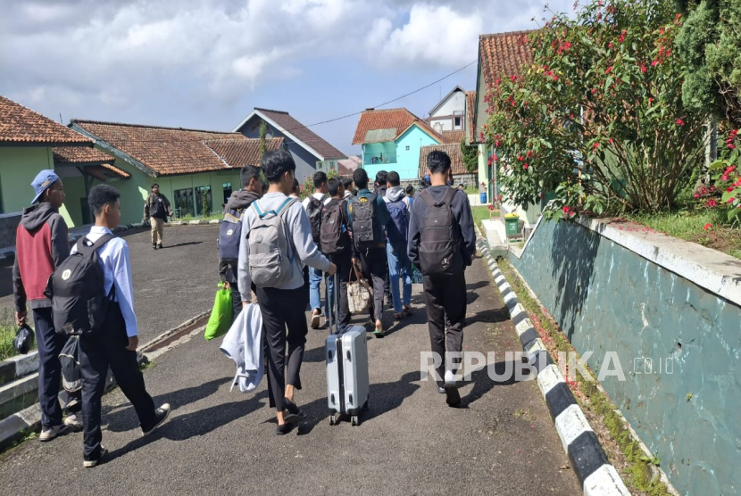 Pelajar SMA/SMK di Jawa Barat Menjalani Pendidikan Karakter di Dodik Bela Negara Rindam III/Siliwangi, Lembang, Kabupaten Bandung Barat