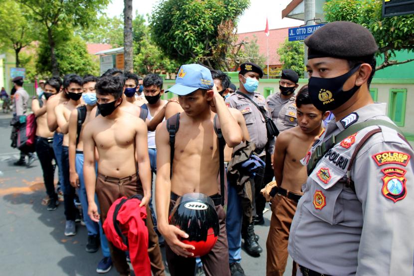 Polisi mengamankan puluhan pelajar yang konvoi membawa senjata tajam. (Ilustrasi)