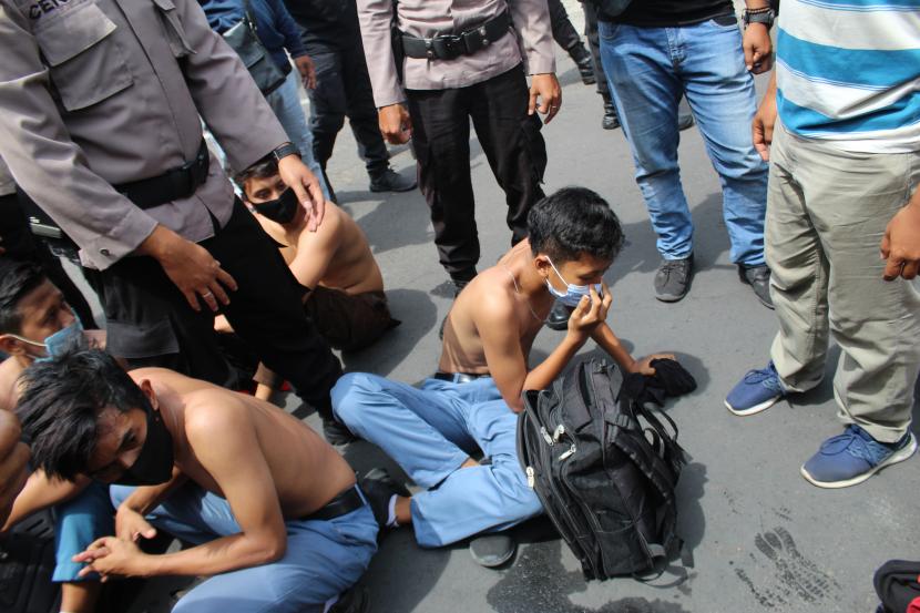 Pelajar SMK diamankan polisi saat hendak mengikuti demonstrasi menolak Omnibus Law UU Cipta Kerja di gedung DPRD Kabupaten Jombang, Jawa Timur, Jumat (09/10/2020). Polres Jombang mengamankan 43 pelajar yang akan mengikuti aksi menolak UU Cipta Kerja.