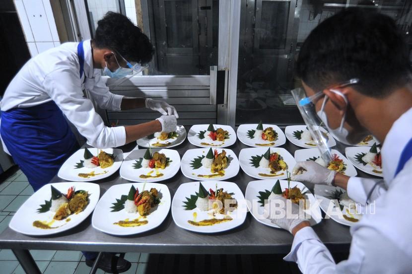 Pelajar SMK Pariwisata menyiapkan makanan bagi tamu hotel saat mengikuti praktik kerja di hotel The Jayakarta Bali, Legian, Badung, Bali, beberapa waktu lalu.
