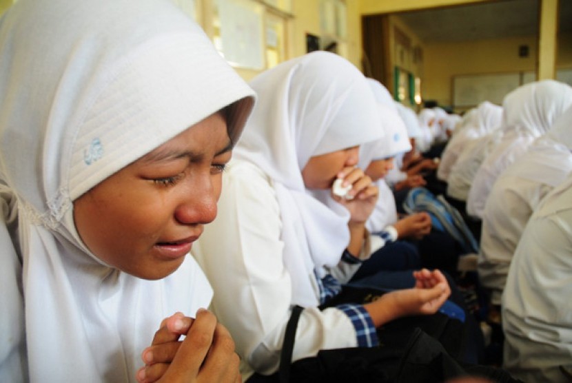 Pelajar SMP 2 Cibinong doa bersama