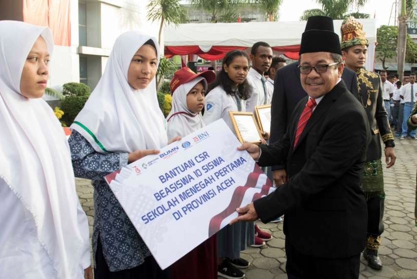 Pelajar SMP di Aceh mendapatkan beasiswa dalam rangka program BUMN Hadir Untuk Negeri 2018.